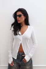 ⁦חולצה וי כפתורים מוס⁩ – תמונה ⁦2⁩