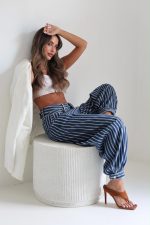 ⁦ג׳ינס פסים כפתור תחתון כהה⁩ – תמונה ⁦2⁩